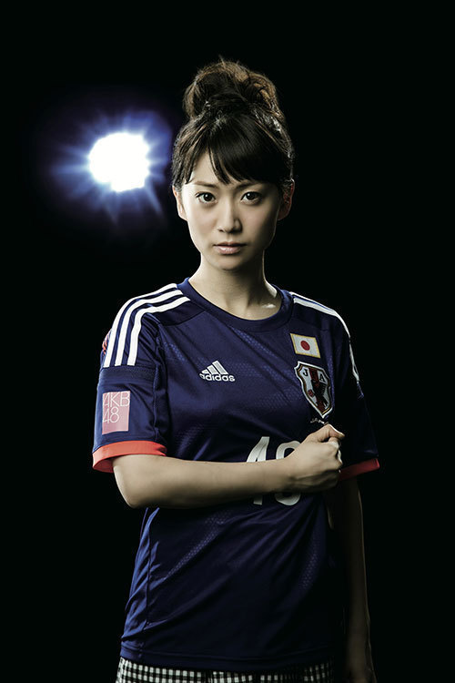 サッカー日本代表×AKB48コラボユニフォームの新CMに大島優子ら出演 | 写真