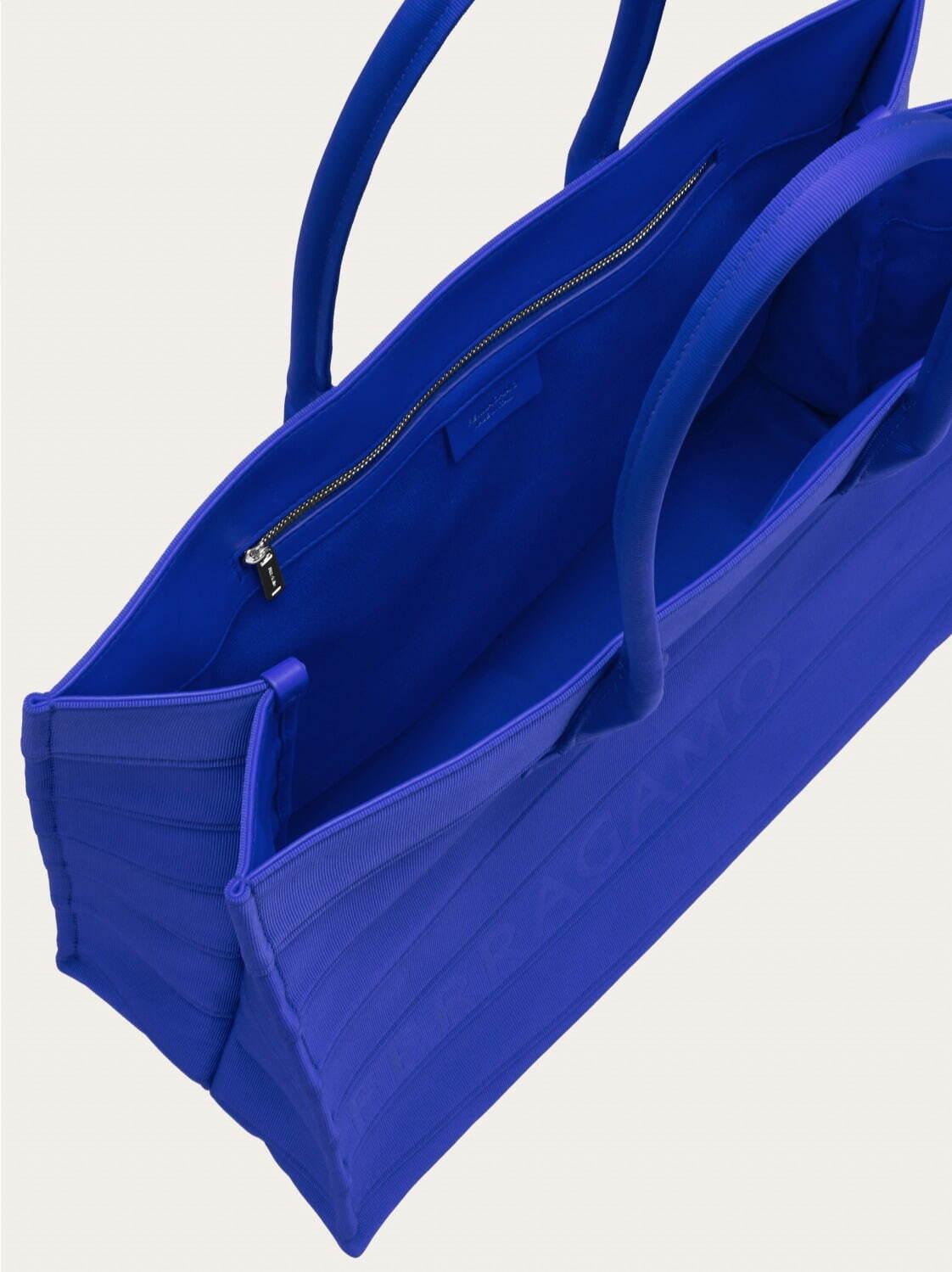 フェラガモ“グログラン”使用の新作ウィメンズトートバッグ、ピンクやブルーのワントーンで｜写真11