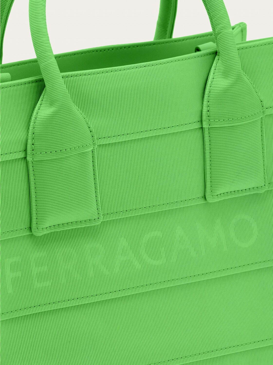 フェラガモ“グログラン”使用の新作ウィメンズトートバッグ、ピンクやブルーのワントーンで｜写真5