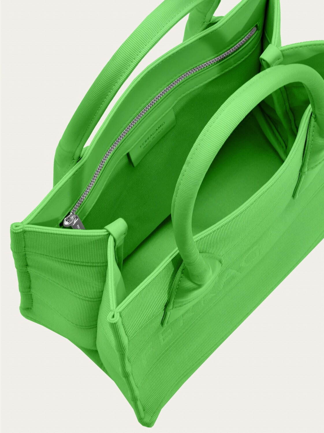 フェラガモ“グログラン”使用の新作ウィメンズトートバッグ、ピンクやブルーのワントーンで｜写真4