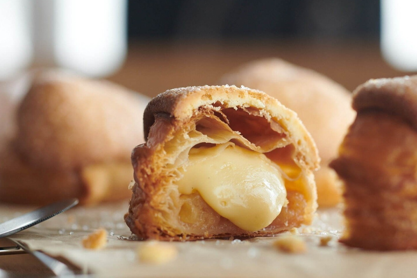 「RINGO」“クッキー生地を重ねた”焼きたてカスタードアップルパイ、2層のカリッサクッ食感