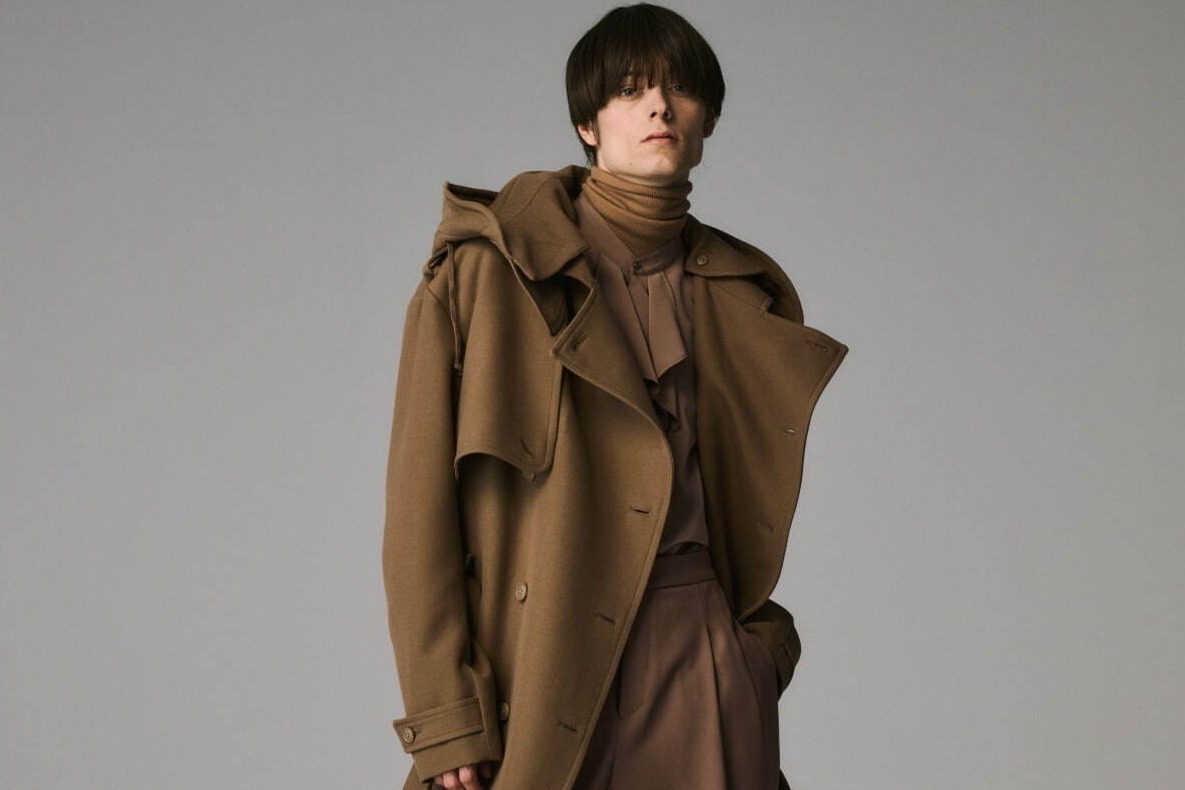 アトウ23年秋冬ウェア、フリル付きブラウス＆ミリタリーコートなど - 青山本店で受注会を開催