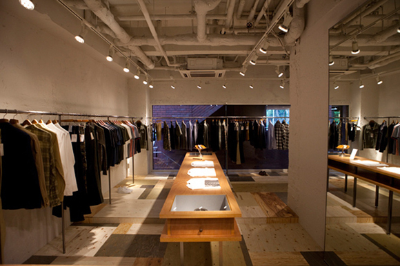 ウェアラバウツ(WHEREABOUTS)の旗艦店が青山へ移転オープン 