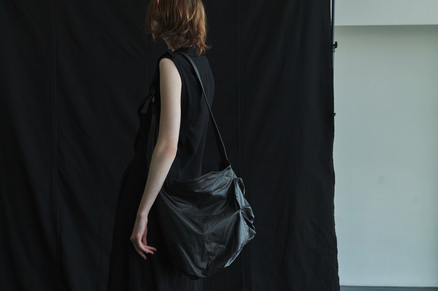 ディスコード ヨウジヤマモト新作、“ドレス”から再構築したショルダーバッグ＆モスグリーンのミニ財布