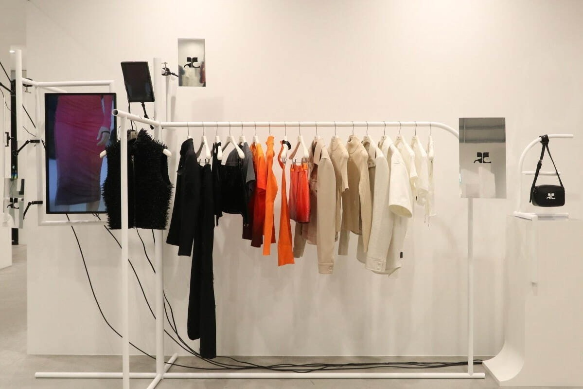 ドーバー ストリート マーケット｜クレージュの常設スペースがドーバー銀座にオープン、全面ブラックのトゲトゲバッグも販売