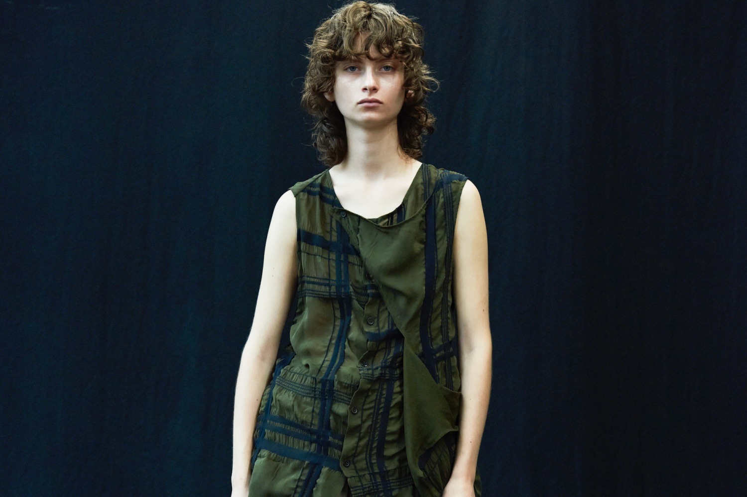 Y'sの23年春夏ウェア - アシンメトリーのレーヨンシャツ＆透け感トップス、黒のワークパンツも