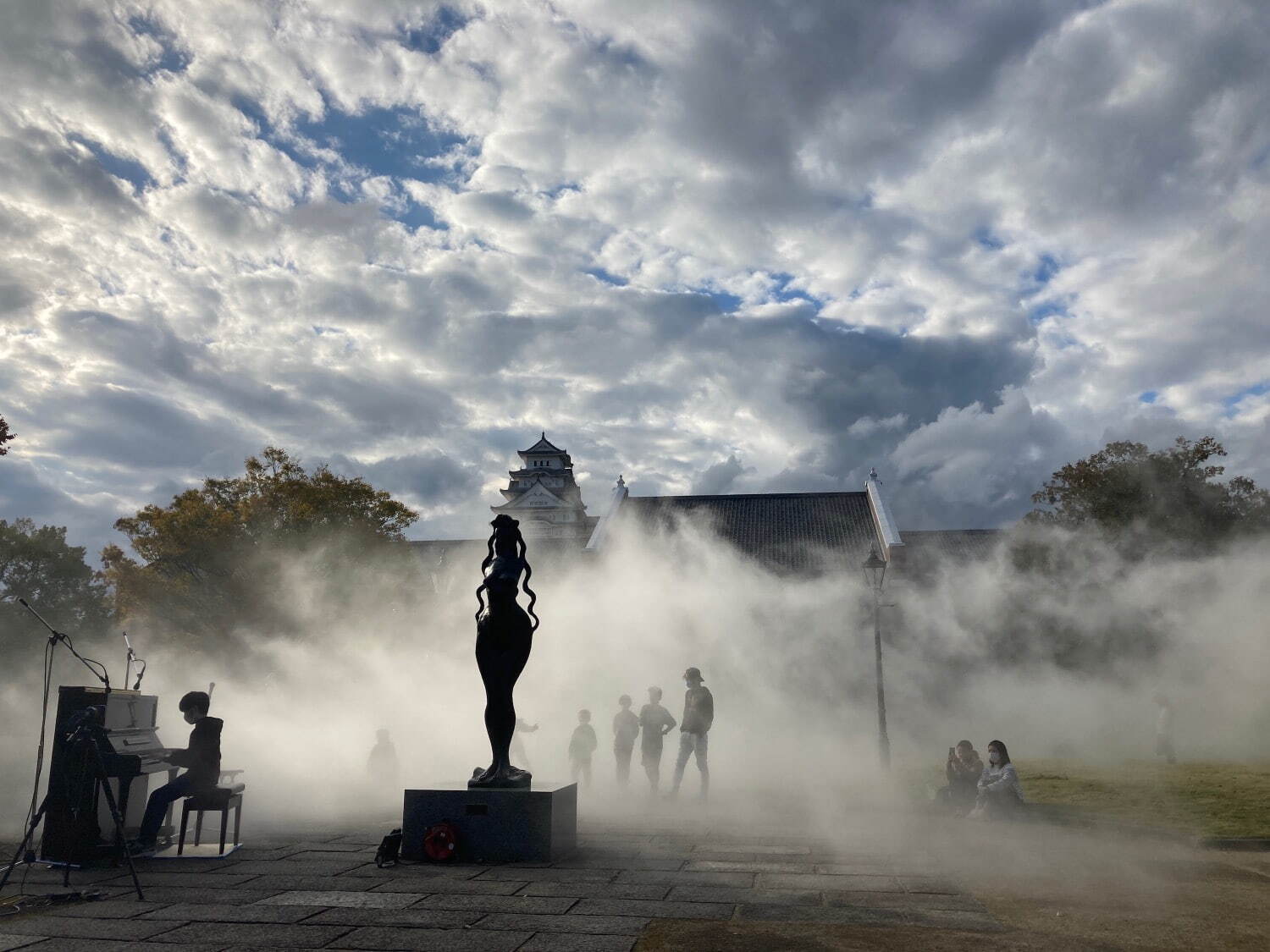 霧の彫刻「白鷺が飛ぶ」×ストリートピアノ＠姫路市立美術館庭園
「第5回 姫路ミュージック＆ダンスフェス 姫音祭」参加プログラム、2022年11月5日
写真提供：姫路市立美術館