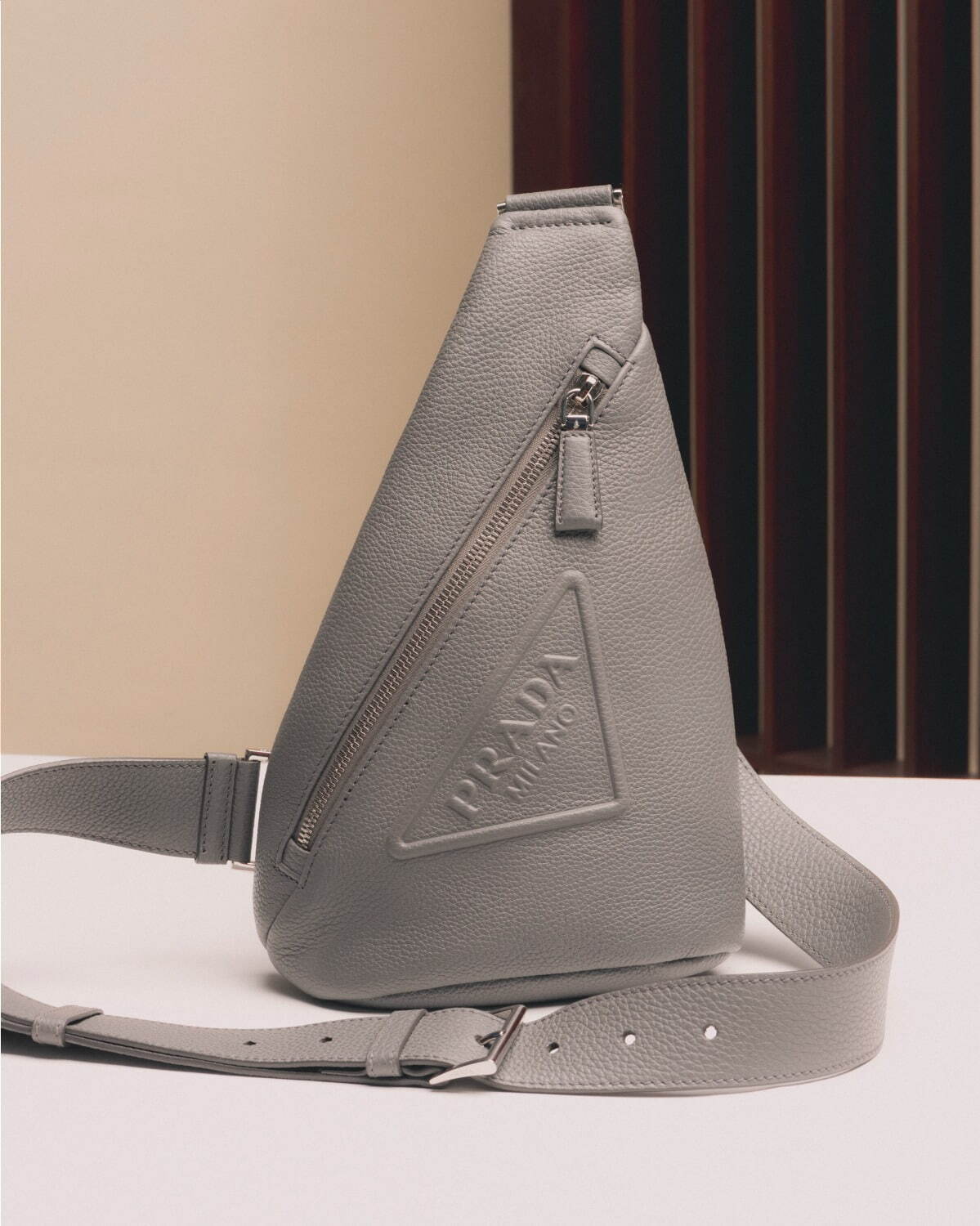 プラダが阪急うめだ本店8階に新ストアがオープン、デニムの限定ウェアやラフィアバッグ｜写真7