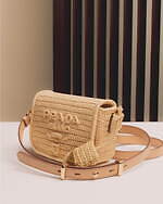 プラダが阪急うめだ本店8階に新ストアがオープン、デニムの限定ウェアやラフィアバッグ｜写真5