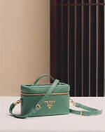 プラダが阪急うめだ本店8階に新ストアがオープン、デニムの限定ウェアやラフィアバッグ｜写真12