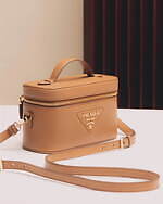 プラダが阪急うめだ本店8階に新ストアがオープン、デニムの限定ウェアやラフィアバッグ｜写真1