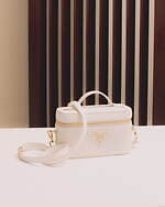 プラダが阪急うめだ本店8階に新ストアがオープン、デニムの限定ウェアやラフィアバッグ｜写真2