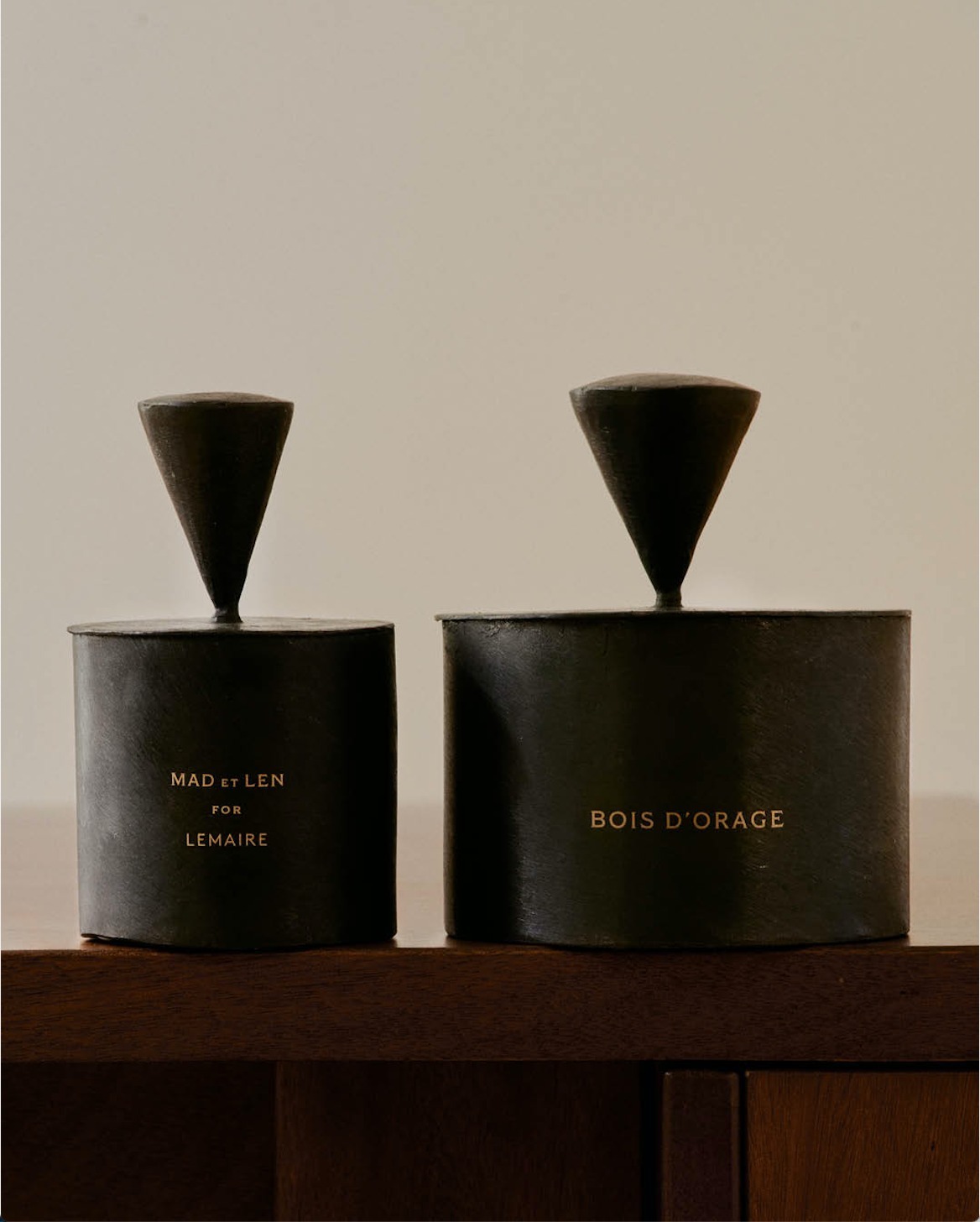 (左から)BOIS D’ORAGE CANDLE 17,000円、POT-POURRI BOIS D’ORAGE 21,000円＜数量限定＞