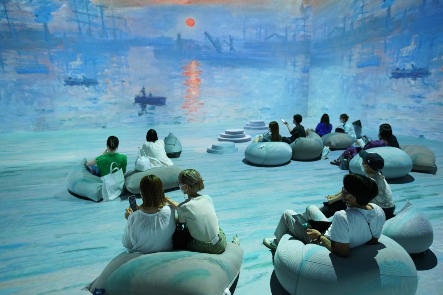 西洋美術｜名画に“没入”できる体験型展覧会「イマーシブミュージアム」大阪で、モネ《睡蓮》など印象派絵画を映像化