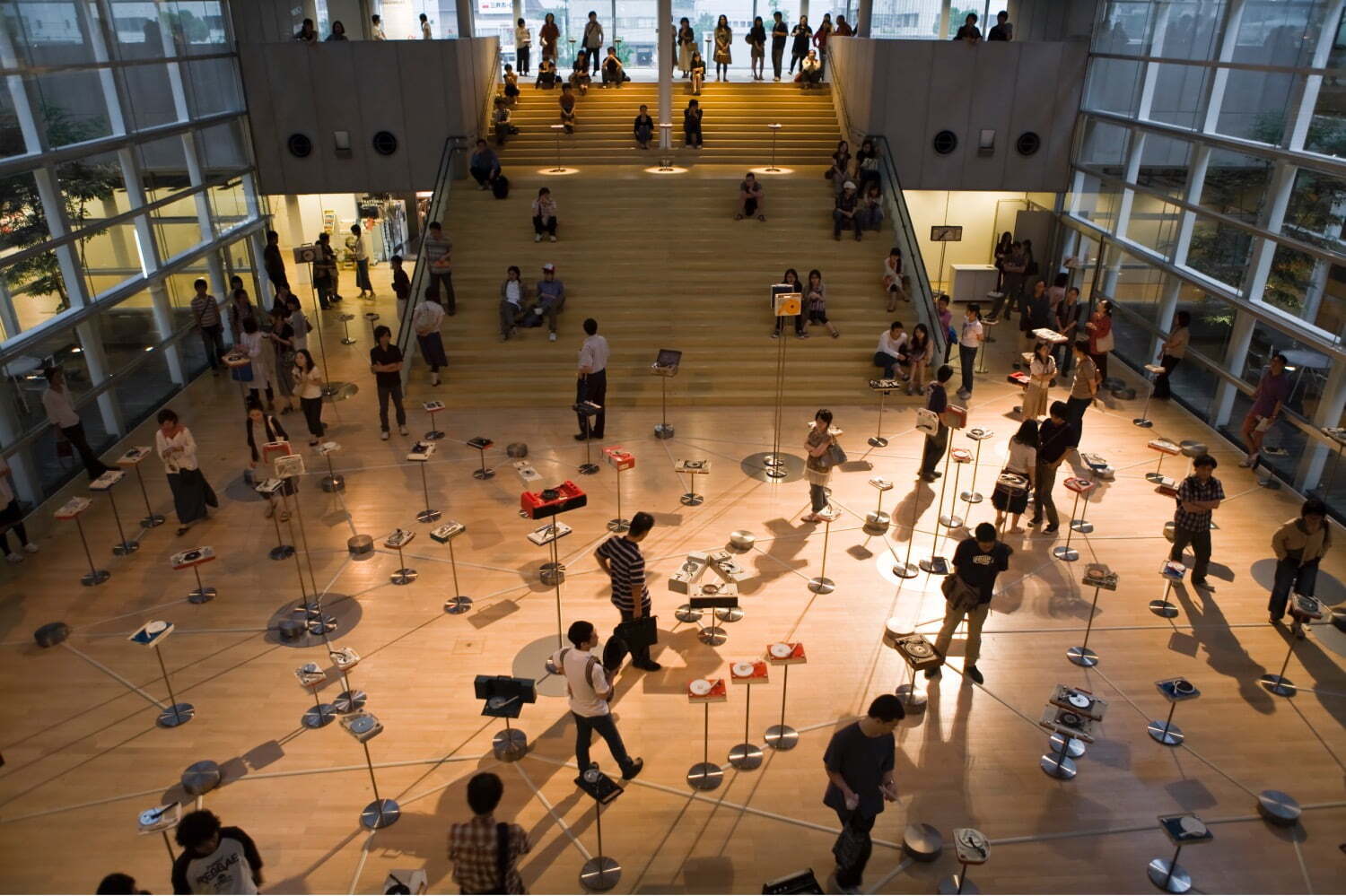 大友良英＋青山泰知＋伊藤隆之の展示が山口で、レコードプレイヤーを用いたサウンドインスタレーションを展示