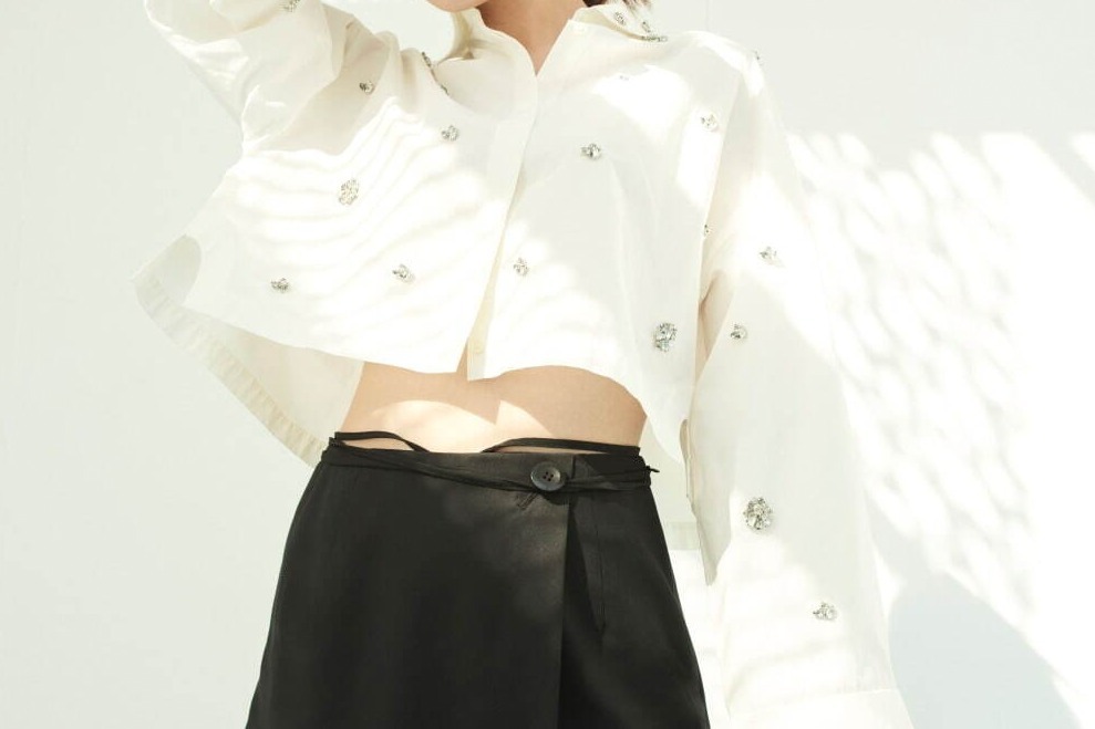 スナイデル23年夏新作“配色パイピング”フリルのブラウス＆チャイナドレス風花柄ワンピース