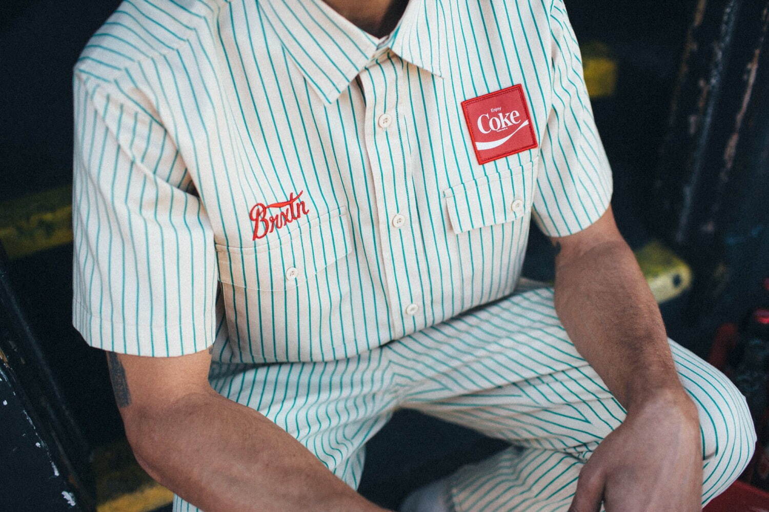ブリクストン×コカ・コーラ、“70年代の配達員ユニフォーム”着想のCOKEパッチ付きシャツなど｜写真1