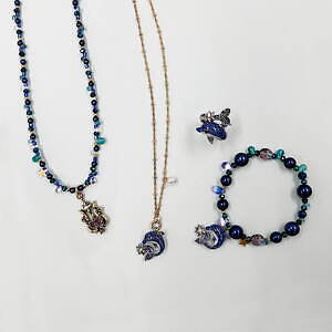 アナ スイ“深海世界”イメージのアクセサリー、イルカのリング＆アンモナイトのネックレスなど｜写真11