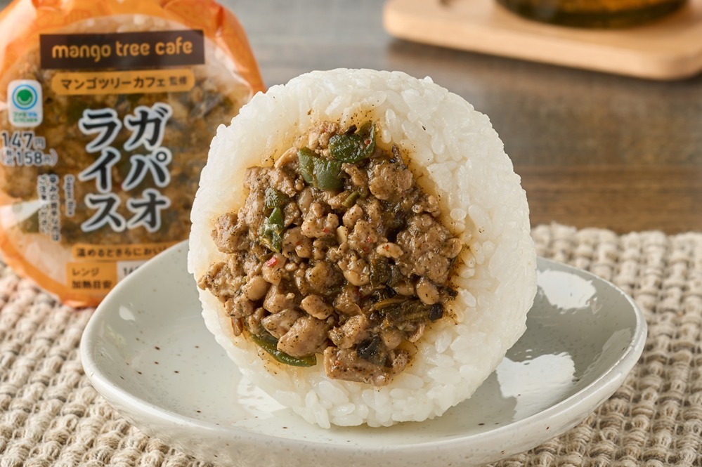 マンゴツリーカフェ監修！ファミマ限定のタイ料理、「ガパオライス」「玉子カレー炒め」がおにぎりに