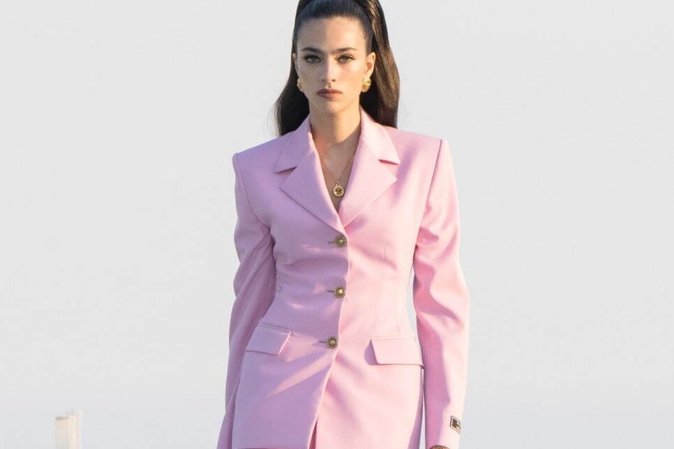 ヴェルサーチェ×デュア・リパ「ラ ヴァカンツァ」、バタフライ＆レディバグモチーフのバッグやウェア