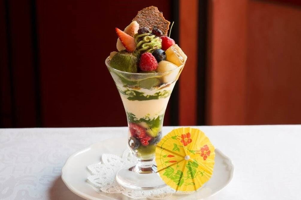 わらび餅｜資生堂パーラー 銀座本店から“芸者”着想「東をどり」パフェ、伝統の“新橋色”アイスクリームソーダも