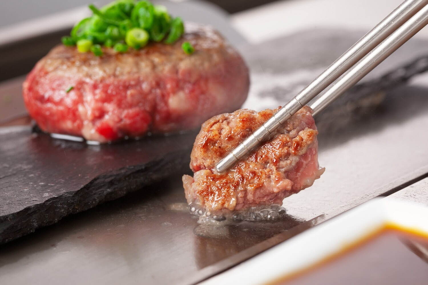 生ハンバーグ専門店「極味や」名古屋パルコに、肉の旨味たっぷり“極上ハンバーグ”を鉄板で｜写真1