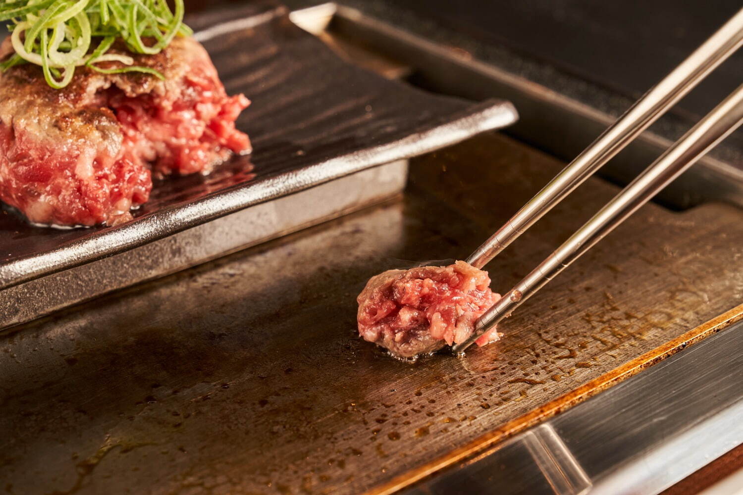 生ハンバーグ専門店「極味や」名古屋パルコに、肉の旨味たっぷり“極上ハンバーグ”を鉄板で｜写真4