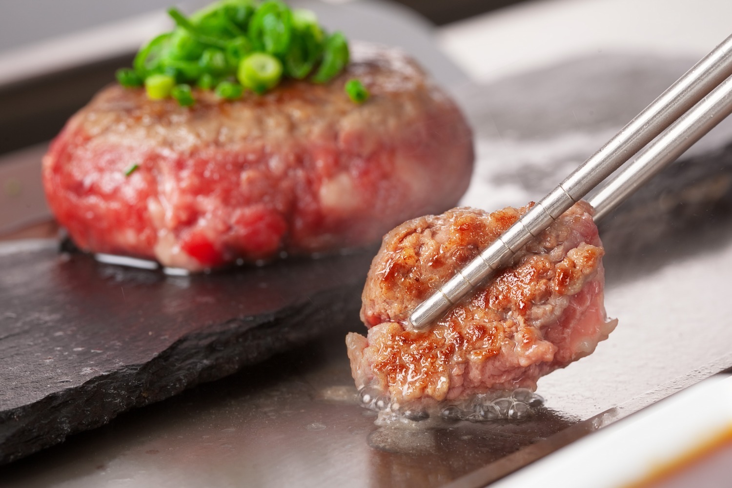 行列｜生ハンバーグ専門店「極味や」名古屋パルコに、肉の旨味たっぷり“極上ハンバーグ”を鉄板で