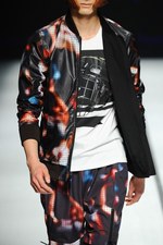 ヨシオクボ 2014-15年秋冬コレクション - スポーツエレガントをハイコントラストで｜写真25