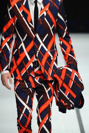 ヨシオクボ 2014-15年秋冬コレクション - スポーツエレガントをハイコントラストで｜写真17