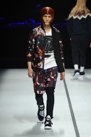 ヨシオクボ 2014-15年秋冬コレクション - スポーツエレガントをハイコントラストで｜写真24