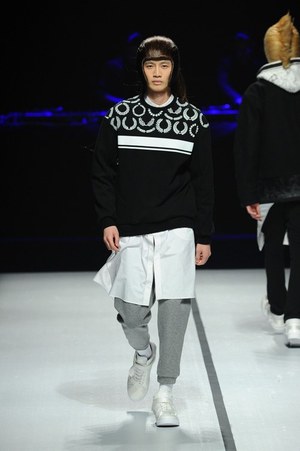 ヨシオクボ 2014-15年秋冬コレクション - スポーツエレガントをハイコントラストで｜写真32