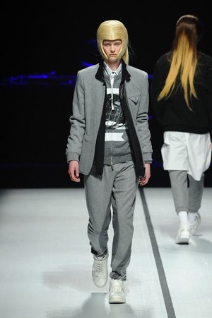 ヨシオクボ 2014-15年秋冬コレクション - スポーツエレガントをハイコントラストで｜写真34