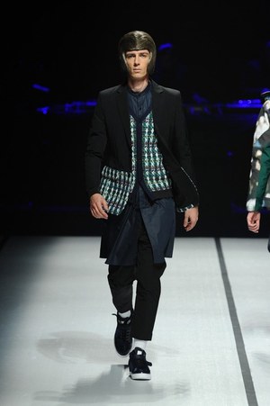 ヨシオクボ 2014-15年秋冬コレクション - スポーツエレガントをハイコントラストで｜写真48