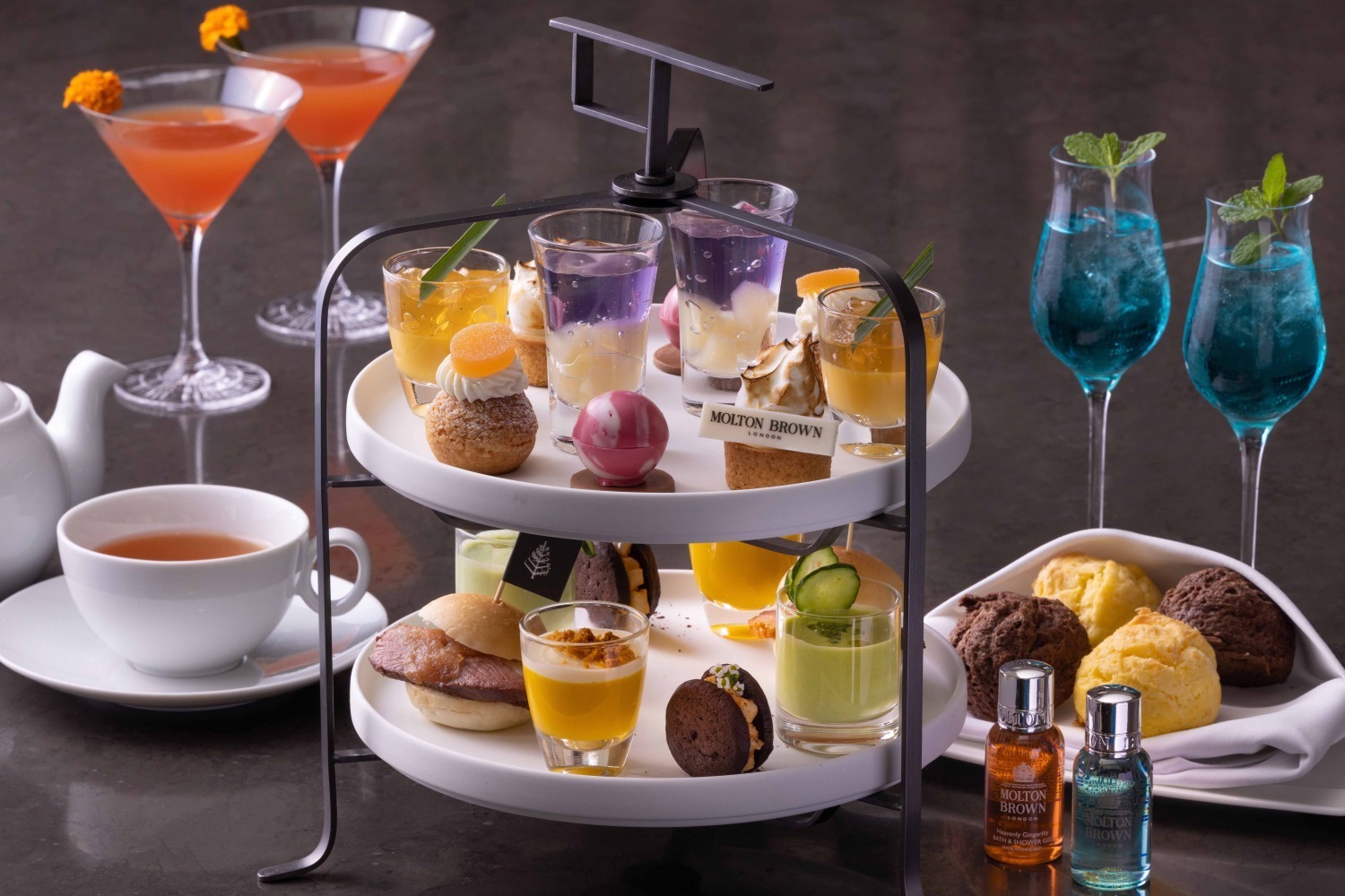 フォーシーズンズホテル京都「モルトンブラウン」アフタヌーンティー、すみれジュレ×白桃など