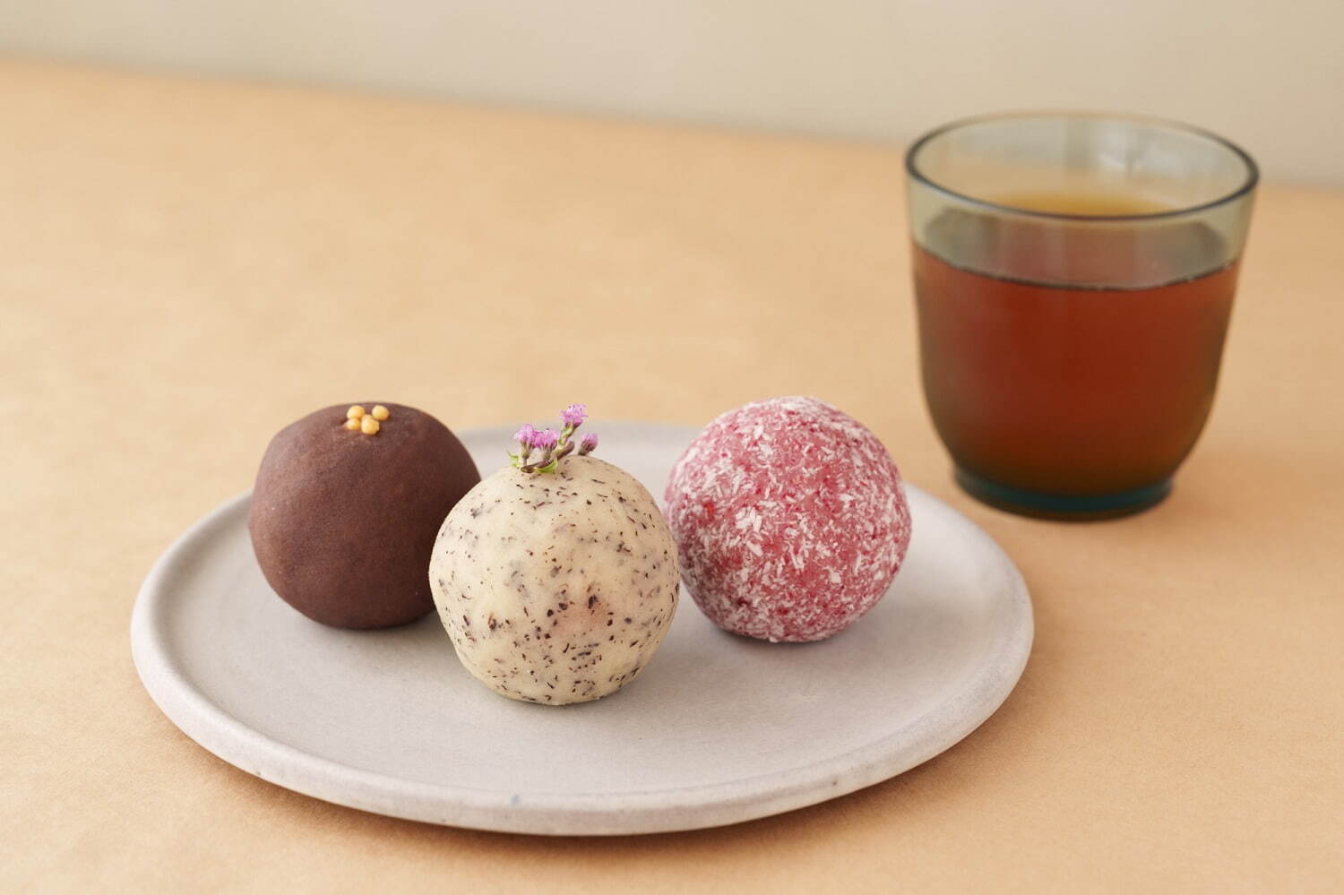 「おはぎドーナツセット いち」850円(赤こしあん・杏仁とゆかり・ラズベリーチョコ ココナッツ)※ドリンク付き
