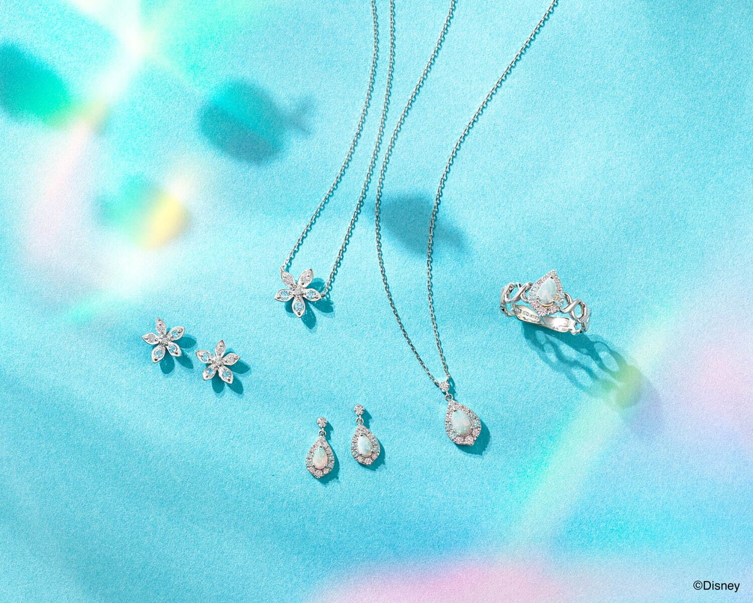左から時計周りに)水中花ピアス 118,800円(PT、ダイヤモンド、ブルートパーズ、アクアマリン) 水中花ネックレス 110,000円(PT、ダイヤモンド、ブルートパーズ、アクアマリン) 尾ひれリング 198,000円(PT、ダイヤモンド、オパール、アクアマリン、モルガナイト) 尾ひれネックレス 129,800円(PT、ダイヤモンド、オパール、アクアマリン、モルガナイト) 尾ひれピアス 116,600円(PT、ダイヤモンド、オパール、アクアマリン、モルガナイト)