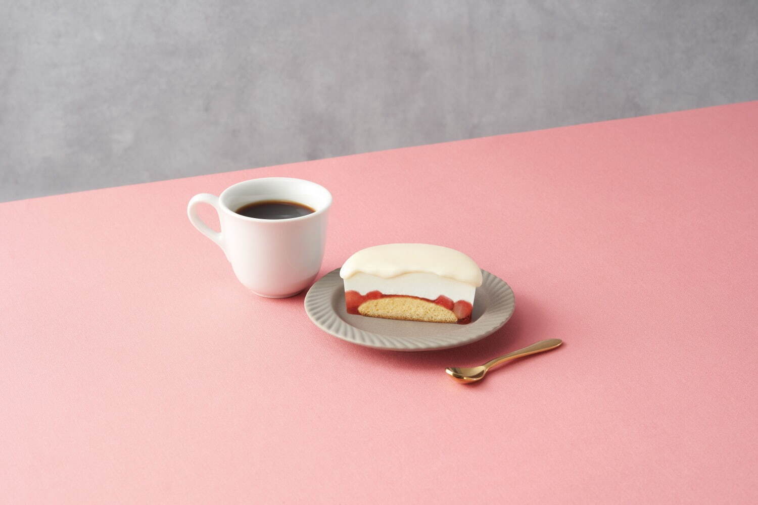 井村屋「ショートケーキアイス」、とろける“ふわふわ食感”×フレッシュ苺ソースの4層構造｜写真2