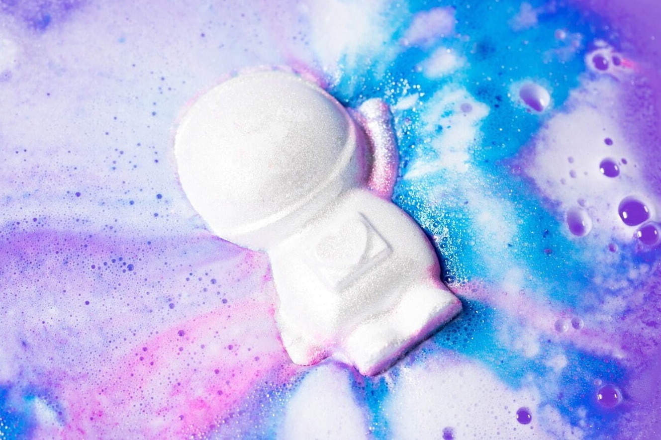 石鹸｜ラッシュ“宇宙飛行士型”のシトラス香るバスボム＆輝く星のマルチソープ、父の日ギフトにも