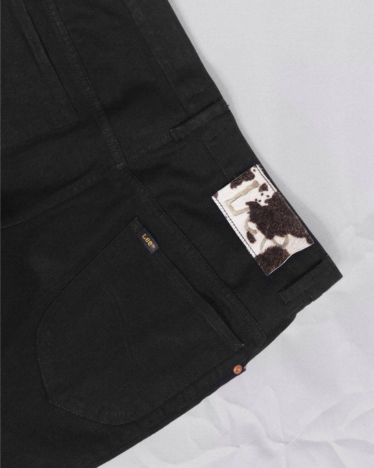 ベッドフォード×Leeの黒デニムパンツ、スキニーフレアにブランドロゴをプラス｜写真3