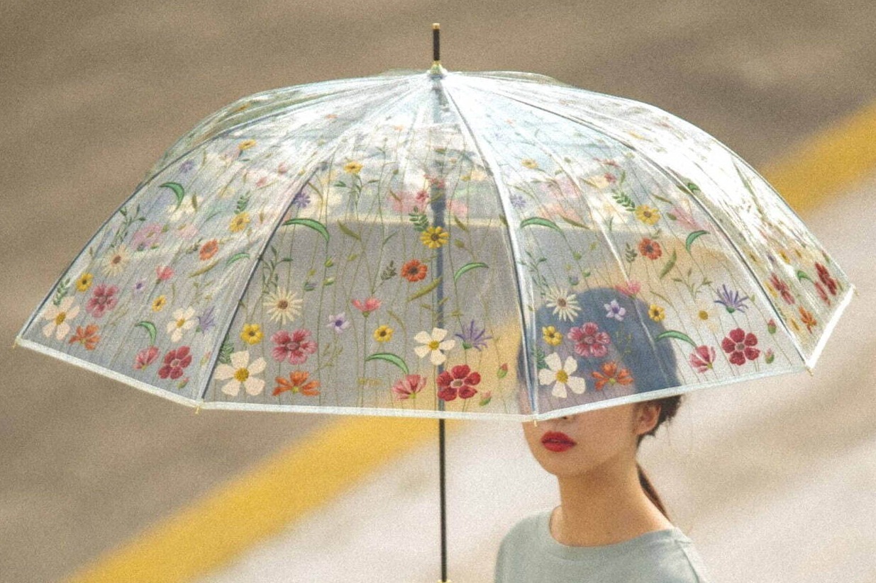 雨傘｜Wpc.“刺繡風”フラワープリントの新作ビニール傘、アネモネやデイジーを繊細に表現