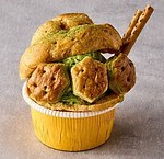 抹茶味の「パイの実」「トッポ」乗せ“抹茶尽くし”シューサンド、大三萬年堂 HANAREとコラボ｜写真1