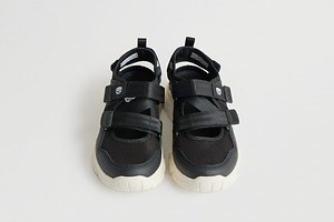 シャカ“Z型ストラップ×白ソール”のスニーカーサンダル、セレクトショップ「シンゾーン」コラボ