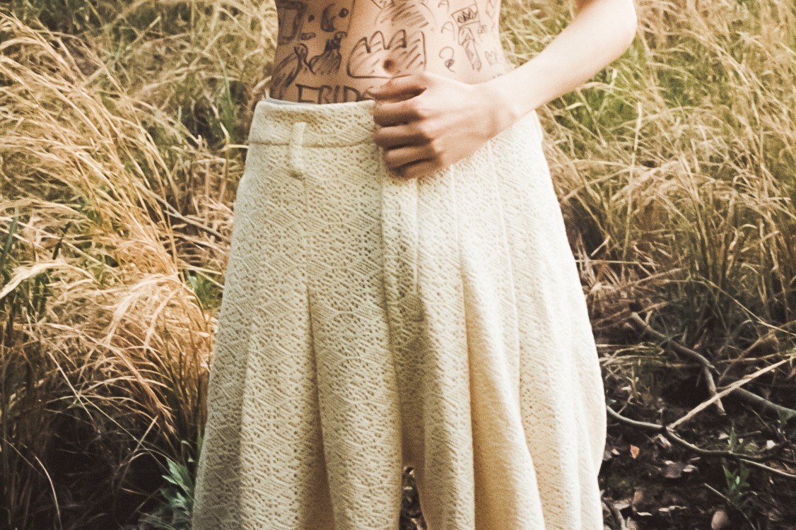 シンヤコヅカ×パレットアートアライヴの「バギー」パンツ、“雪の結晶”着想ラッセルレース