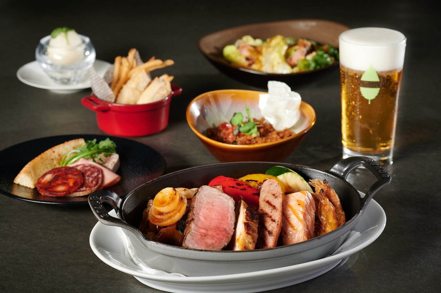 ザ ストリングス 表参道の夏限定「ビアテラス」都会の開放空間で楽しむビールや肉＆魚料理｜写真2