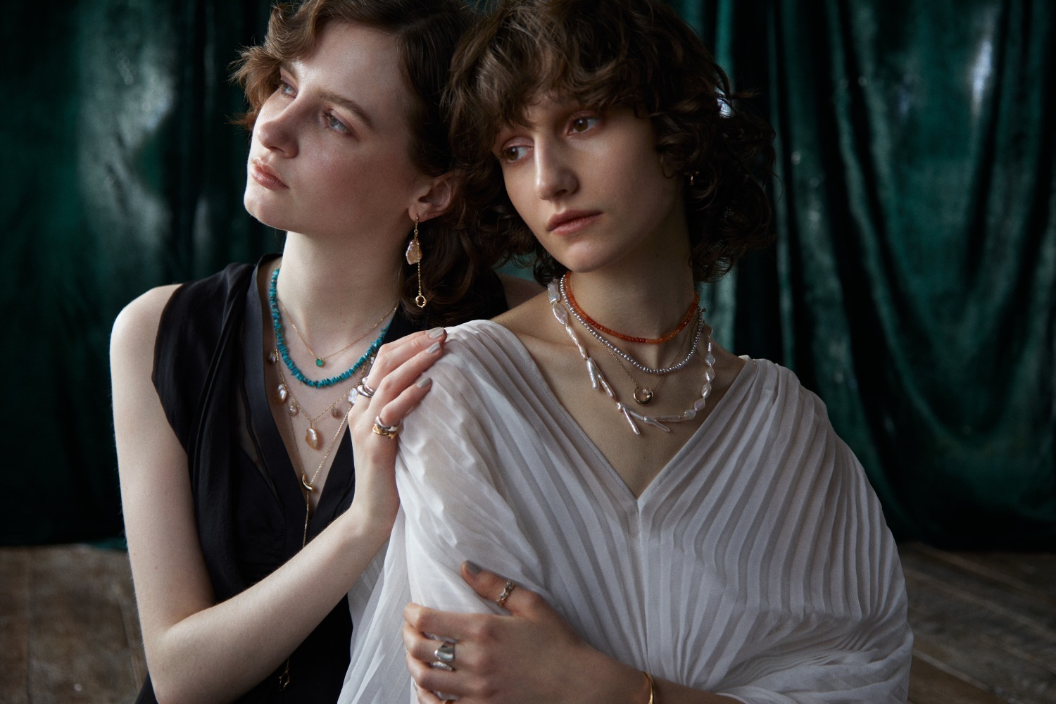 ヴァーミリオンの新作ジュエリー、“薔薇の神話”着想のパールネックレス＆マラカイト輝くピアスなど