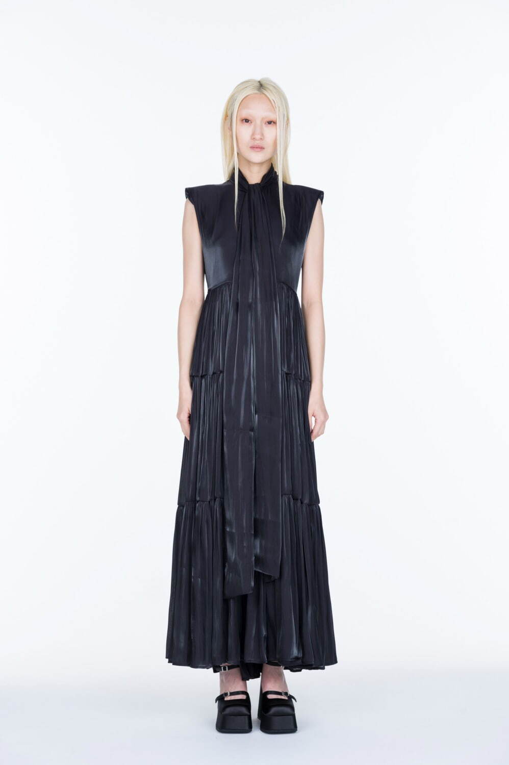 ヴィヴィアーノ×中島美嘉、“黒＆ネイビー”基調のブレザーや厚底ローファー｜写真14