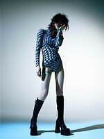 ヴィヴィアーノ×中島美嘉、“黒＆ネイビー”基調のブレザーや厚底ローファー｜写真3