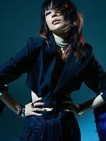 ヴィヴィアーノ×中島美嘉、“黒＆ネイビー”基調のブレザーや厚底ローファー｜写真4