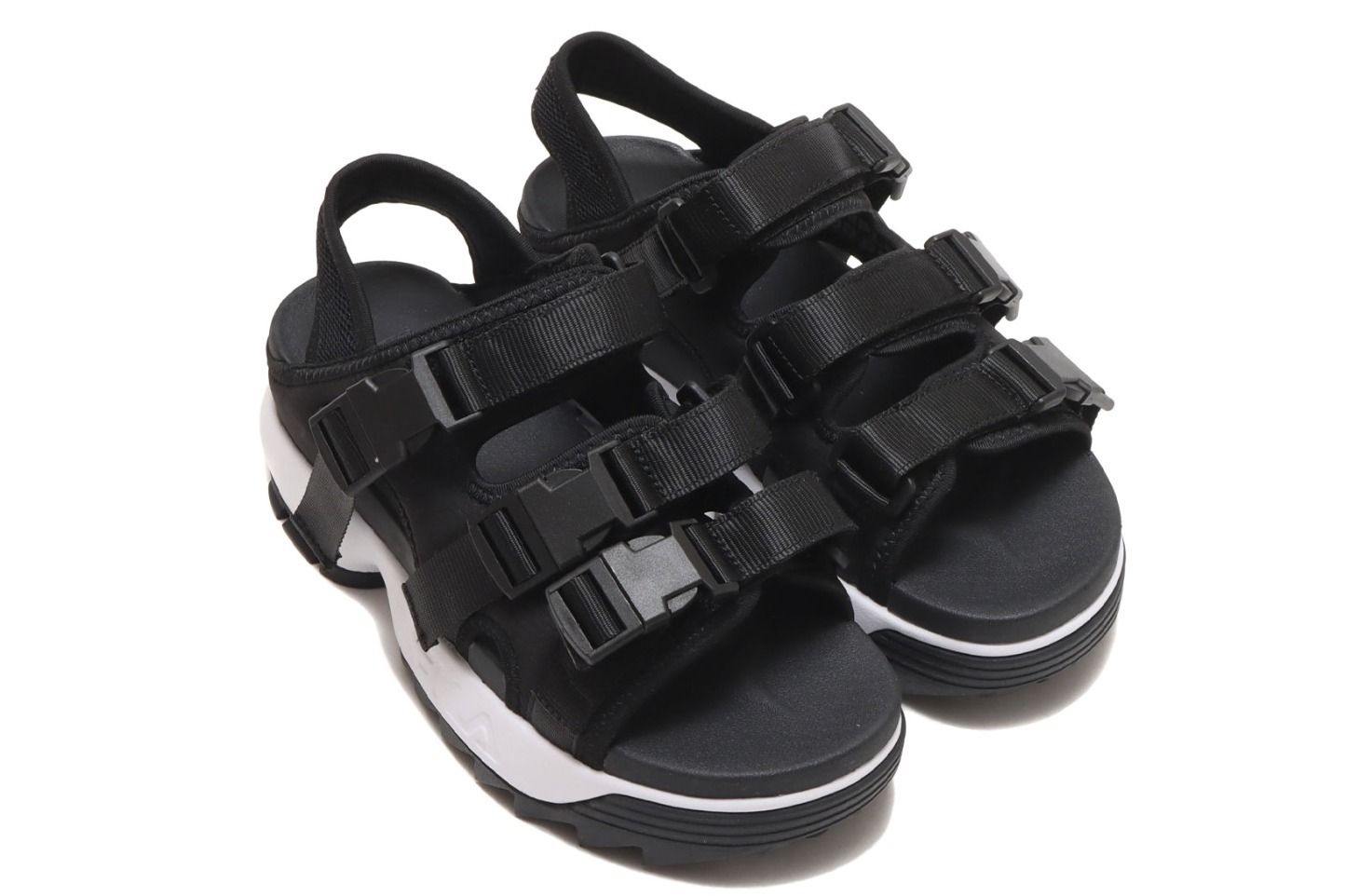 フィラ×アトモスピンクの新作スポーツサンダル、“厚底ソール”×バックルベルト